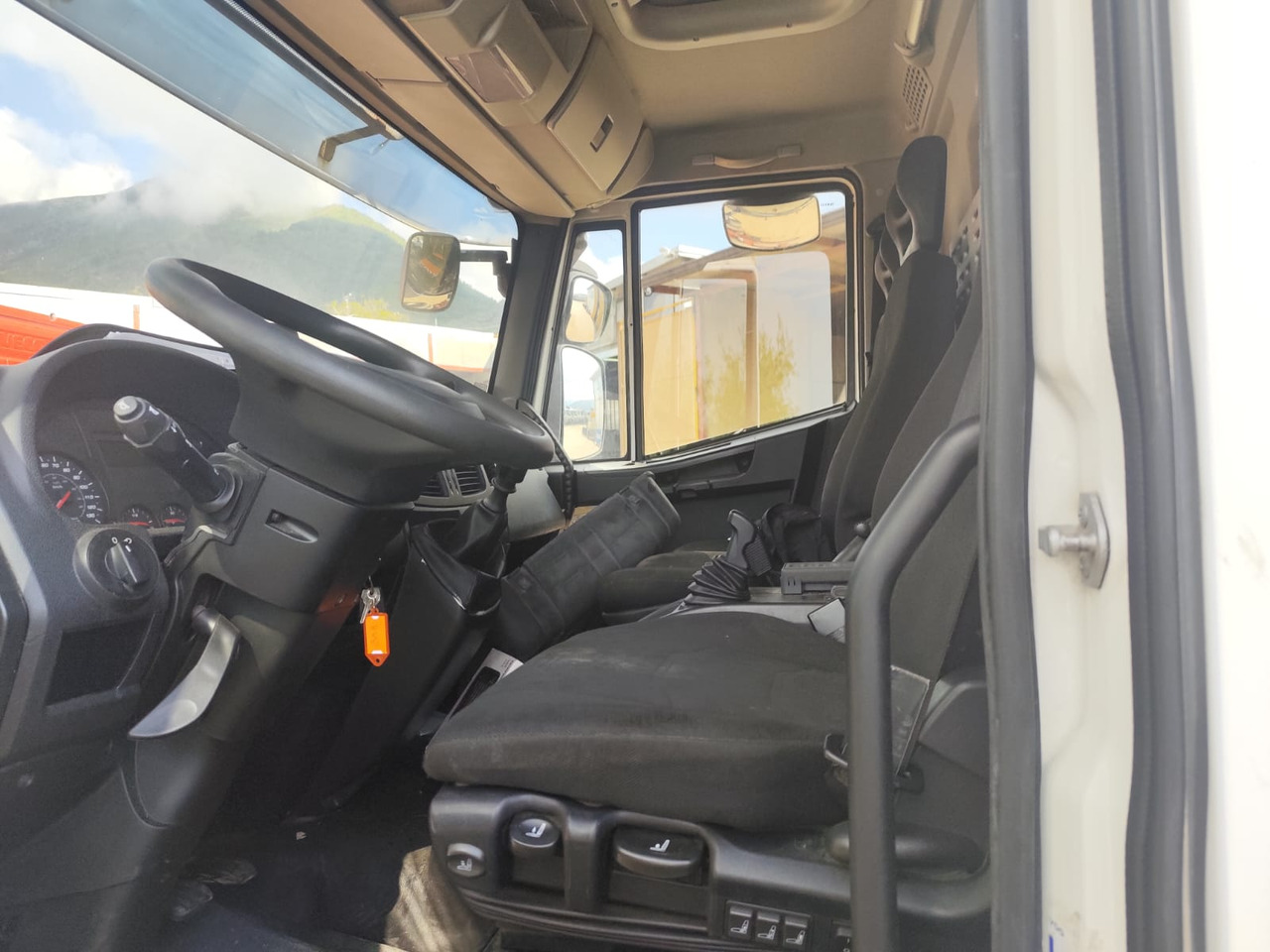 IVECO EUROCARGO 80-210 - Cab chassis truck: picture 2 IVECO EUROCARGO 80-210 - Cab chassis truck: picture 2