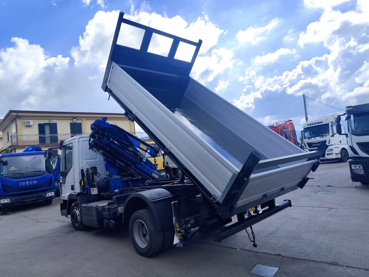IVECO EUROCARGO 80-220 - Crane truck: picture 3 IVECO EUROCARGO 80-220 - Crane truck: picture 3