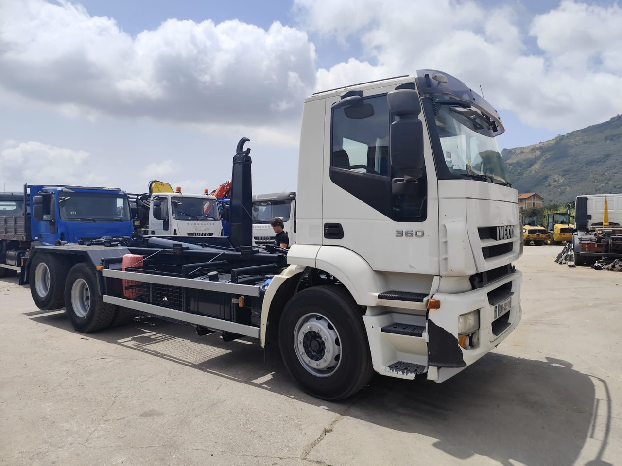 Hook lift truck IVECO STRALIS 260S36: picture 12