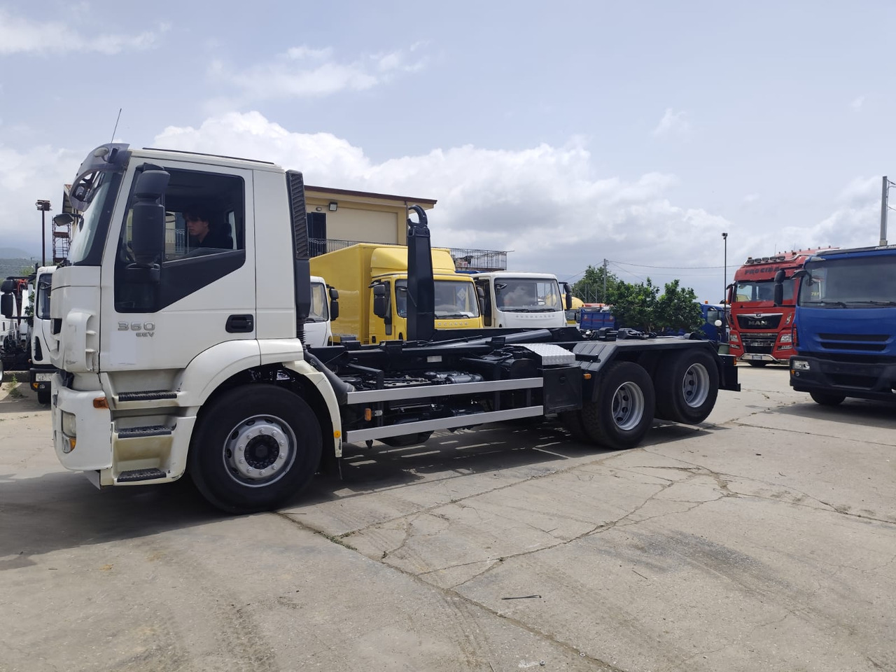 Hook lift truck IVECO STRALIS 260S36: picture 17