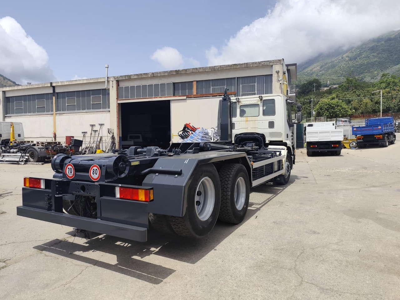 Hook lift truck IVECO STRALIS 260S36: picture 13