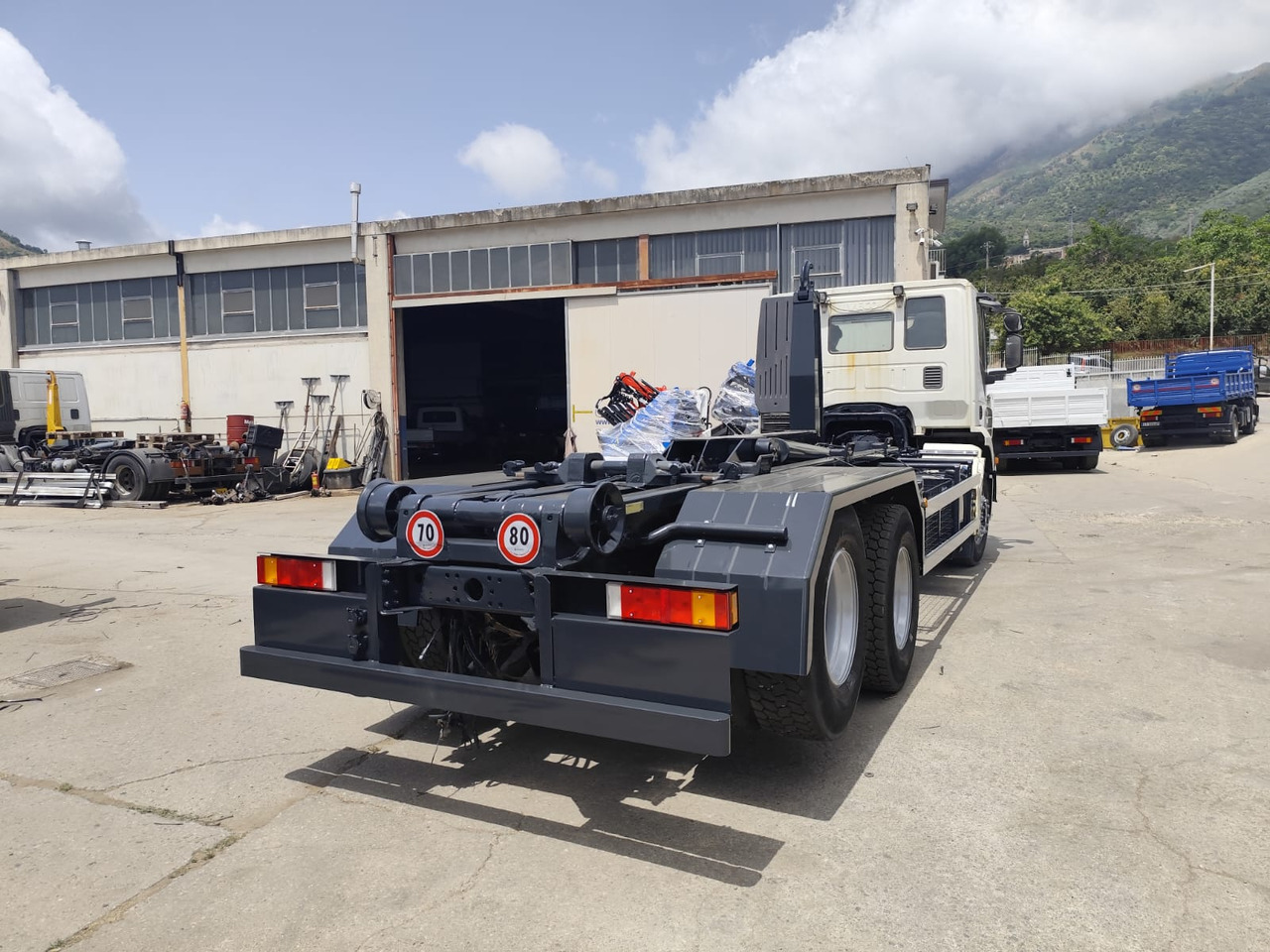 Hook lift truck IVECO STRALIS 260S36: picture 22