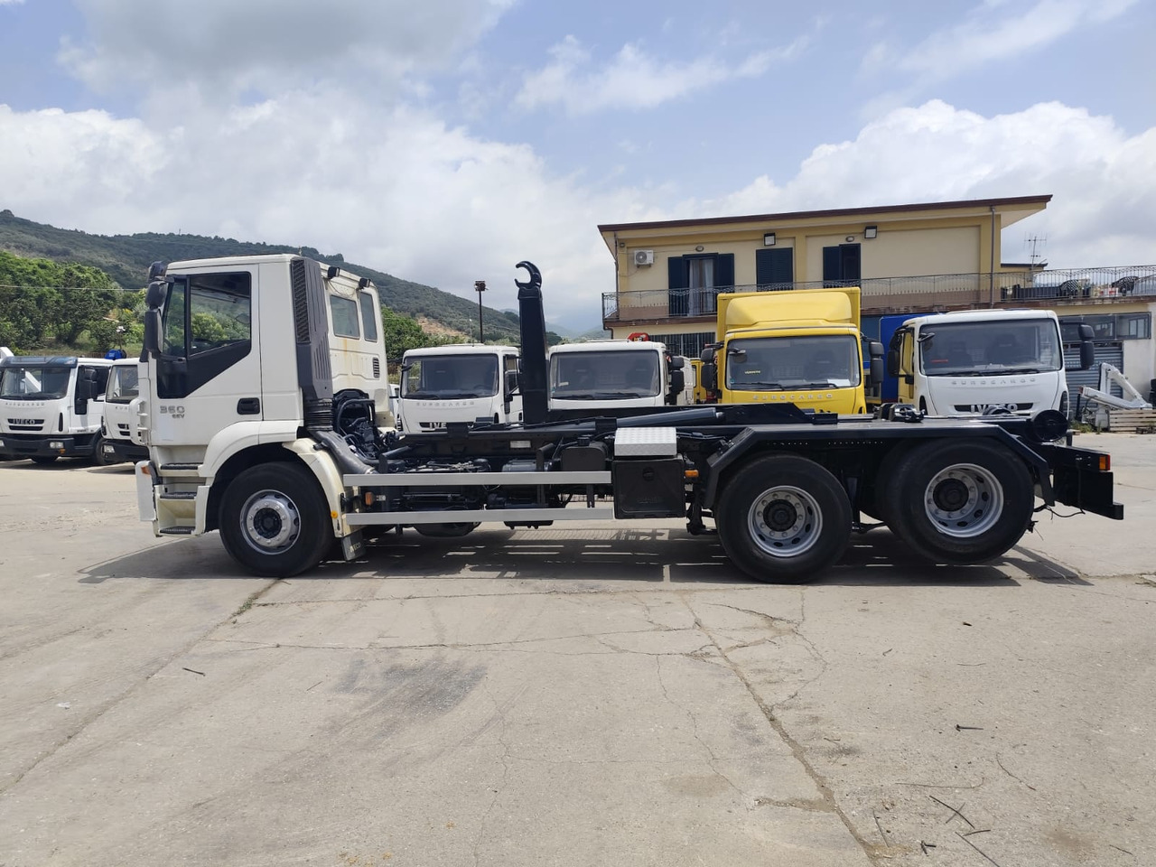 Hook lift truck IVECO STRALIS 260S36: picture 16