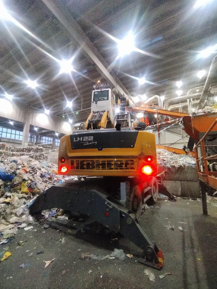 Liebherr LH22 M Litronic - Waste/ Industry handler: picture 2 Liebherr LH22 M Litronic - Waste/ Industry handler: picture 2