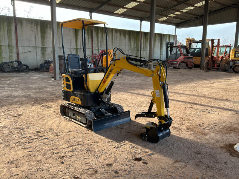 AGT QH12R - Mini excavator: picture 3 AGT QH12R - Mini excavator: picture 3