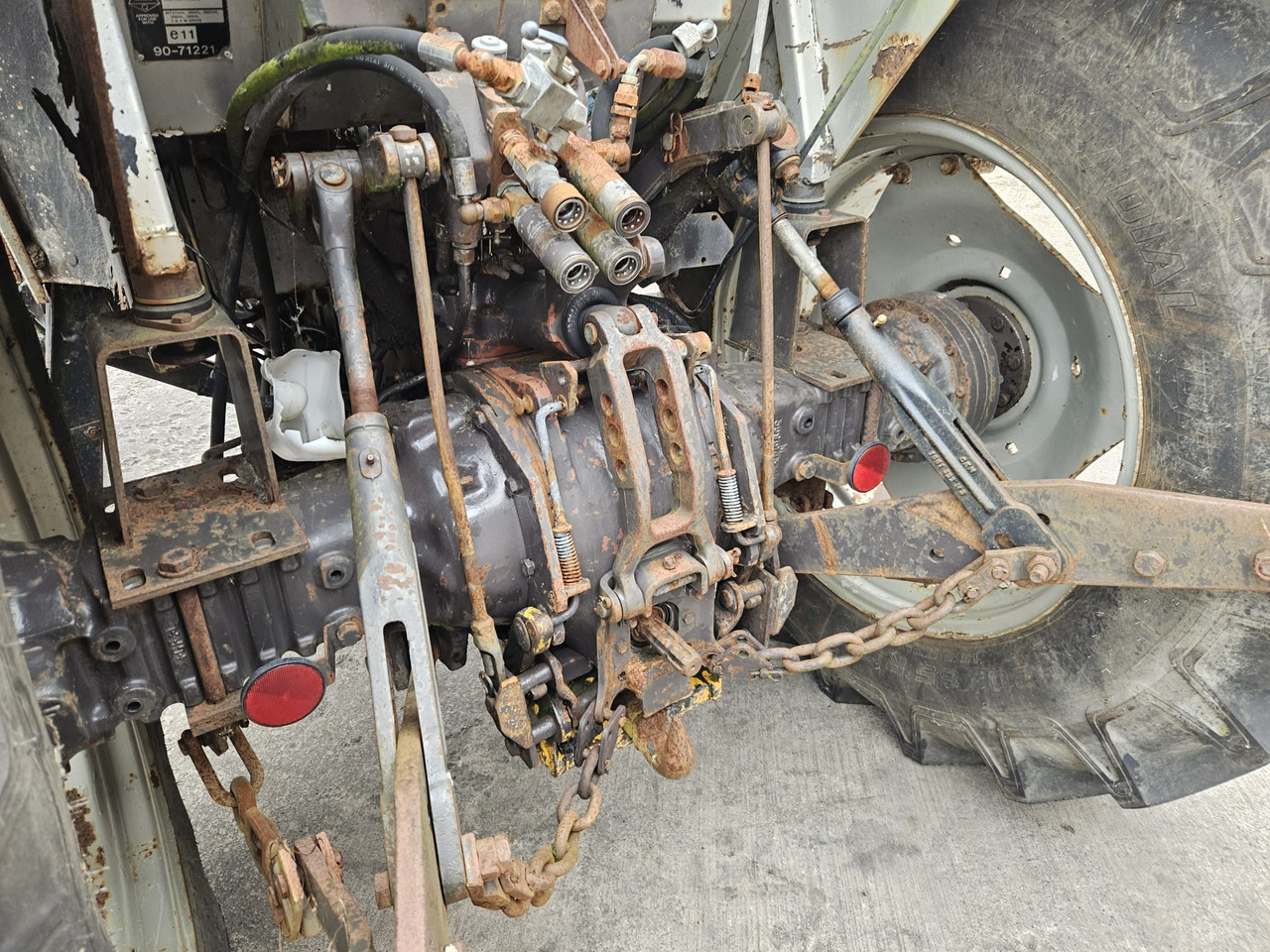 1991 390 4wd with loader brackets - Farm tractor: picture 5 1991 390 4wd with loader brackets - Farm tractor: picture 5