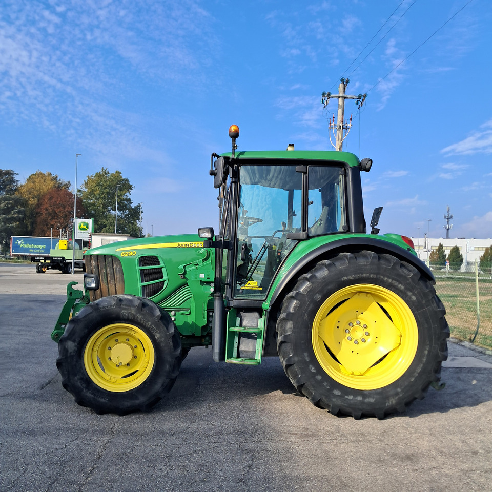 JOHN DEERE 6230 - Farm tractor: picture 2 JOHN DEERE 6230 - Farm tractor: picture 2