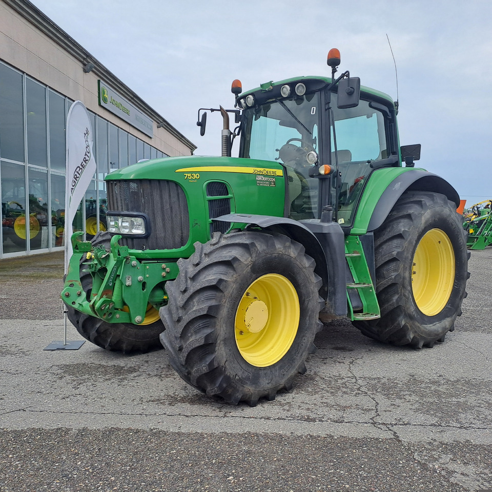 JOHN DEERE 7530 PREMIUM - Farm tractor: picture 1 JOHN DEERE 7530 PREMIUM - Farm tractor: picture 1