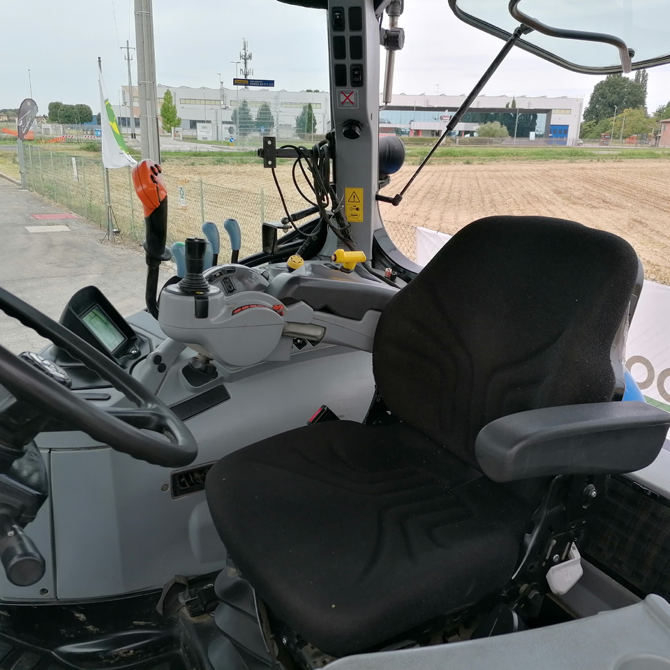 Leasing of NEW HOLLAND 6090 NEW HOLLAND 6090: picture 8 Leasing of NEW HOLLAND 6090 NEW HOLLAND 6090: picture 8