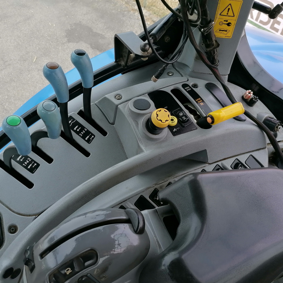 Leasing of NEW HOLLAND 6090 NEW HOLLAND 6090: picture 10 Leasing of NEW HOLLAND 6090 NEW HOLLAND 6090: picture 10