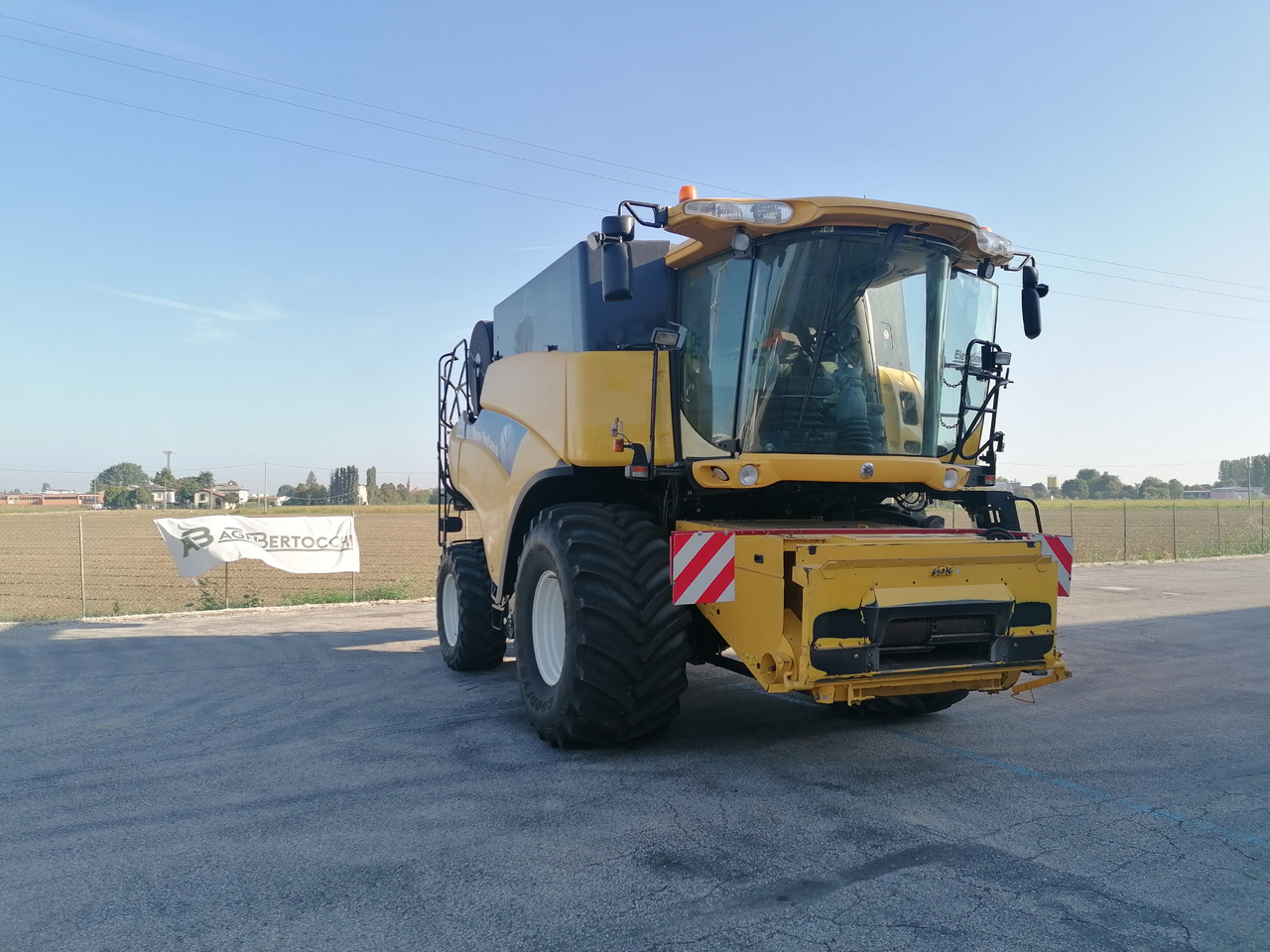 NEW HOLLAND CR 9060 - Combine harvester: picture 1 NEW HOLLAND CR 9060 - Combine harvester: picture 1