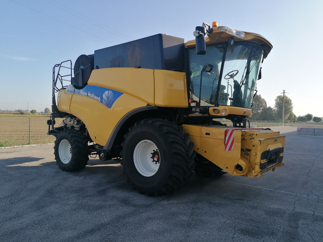 NEW HOLLAND CR 9060 - Combine harvester: picture 2 NEW HOLLAND CR 9060 - Combine harvester: picture 2