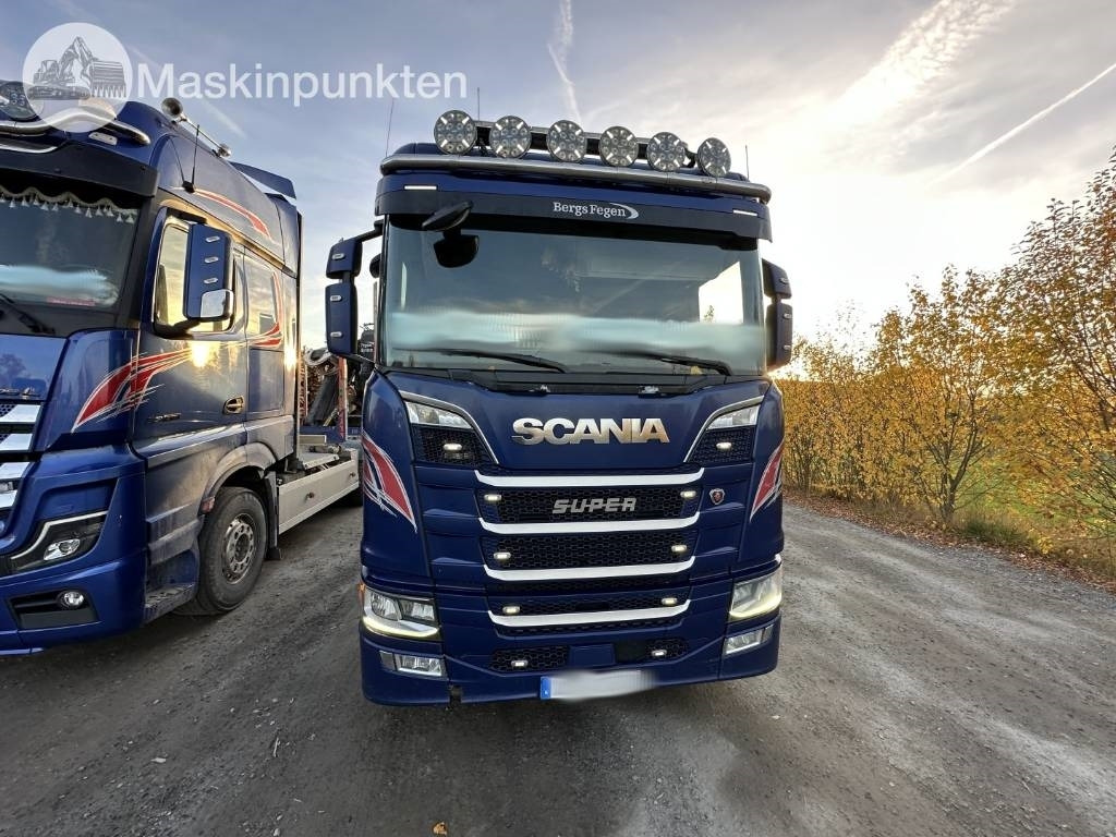 Scania R 580 timmerbil med kran - Timber truck: picture 2 Scania R 580 timmerbil med kran - Timber truck: picture 2