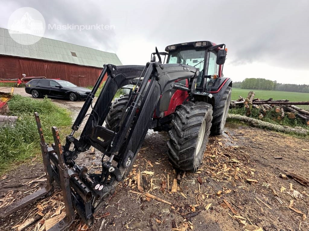 Valtra N 121 - Farm tractor: picture 2 Valtra N 121 - Farm tractor: picture 2
