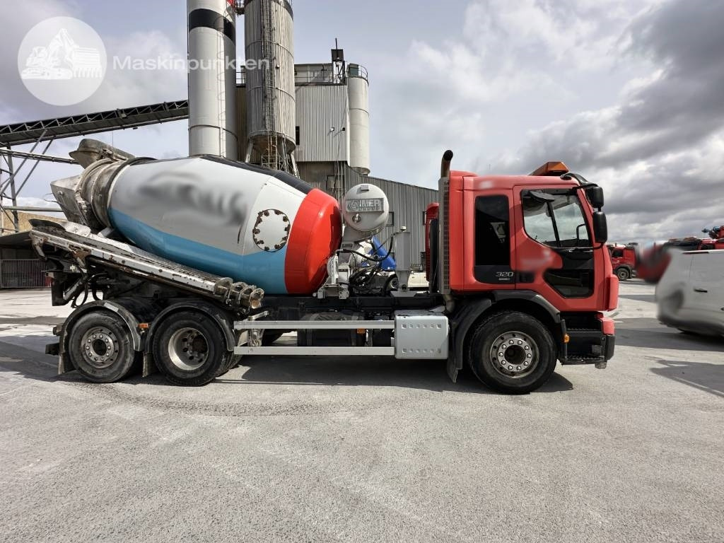 Concrete mixer truck Volvo FE 320: picture 1