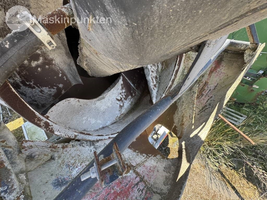 Concrete mixer truck Volvo FM 440: picture 48