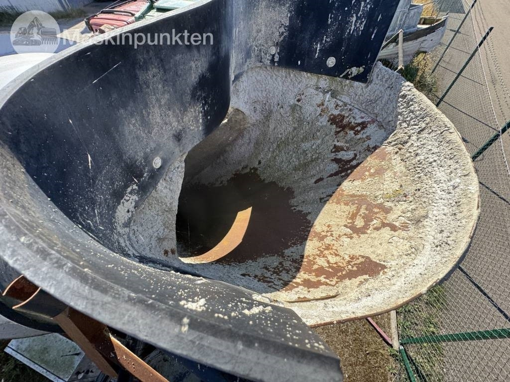 Concrete mixer truck Volvo FM 440: picture 47