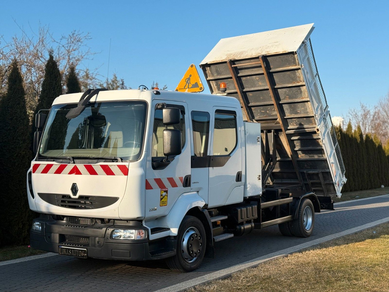 Renault MIDLUM 220 12 T TIPPER 6 SEATS TOOL BOX - Tipper: picture 1 Renault MIDLUM 220 12 T TIPPER 6 SEATS TOOL BOX - Tipper: picture 1