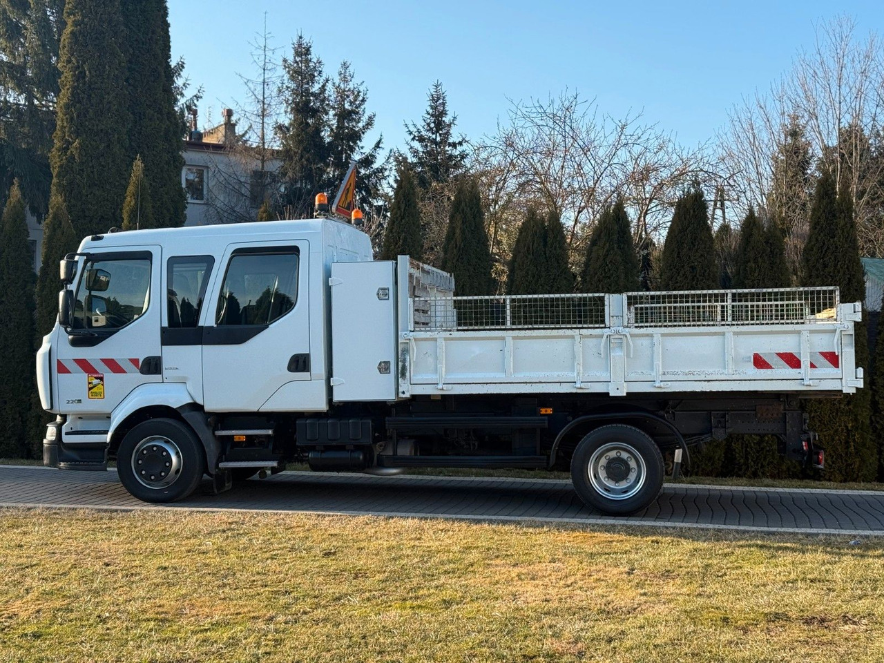 Renault MIDLUM 220 12 T TIPPER 6 SEATS TOOL BOX - Tipper: picture 5 Renault MIDLUM 220 12 T TIPPER 6 SEATS TOOL BOX - Tipper: picture 5