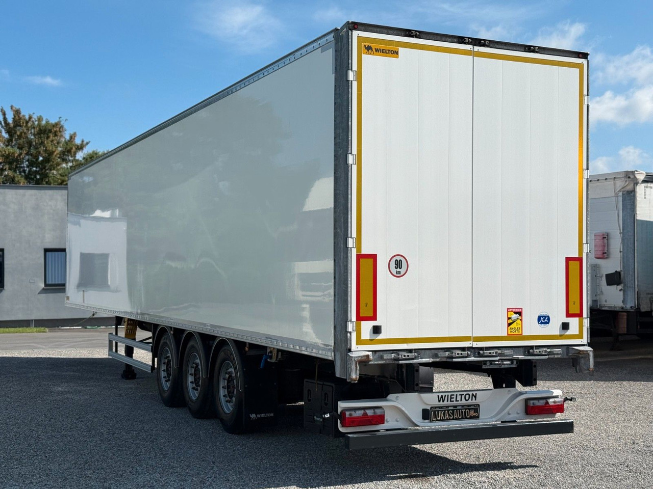Wielton AXLE SAF BOX LIFTED AXLE - Closed box semi-trailer: picture 5 Wielton AXLE SAF BOX LIFTED AXLE - Closed box semi-trailer: picture 5