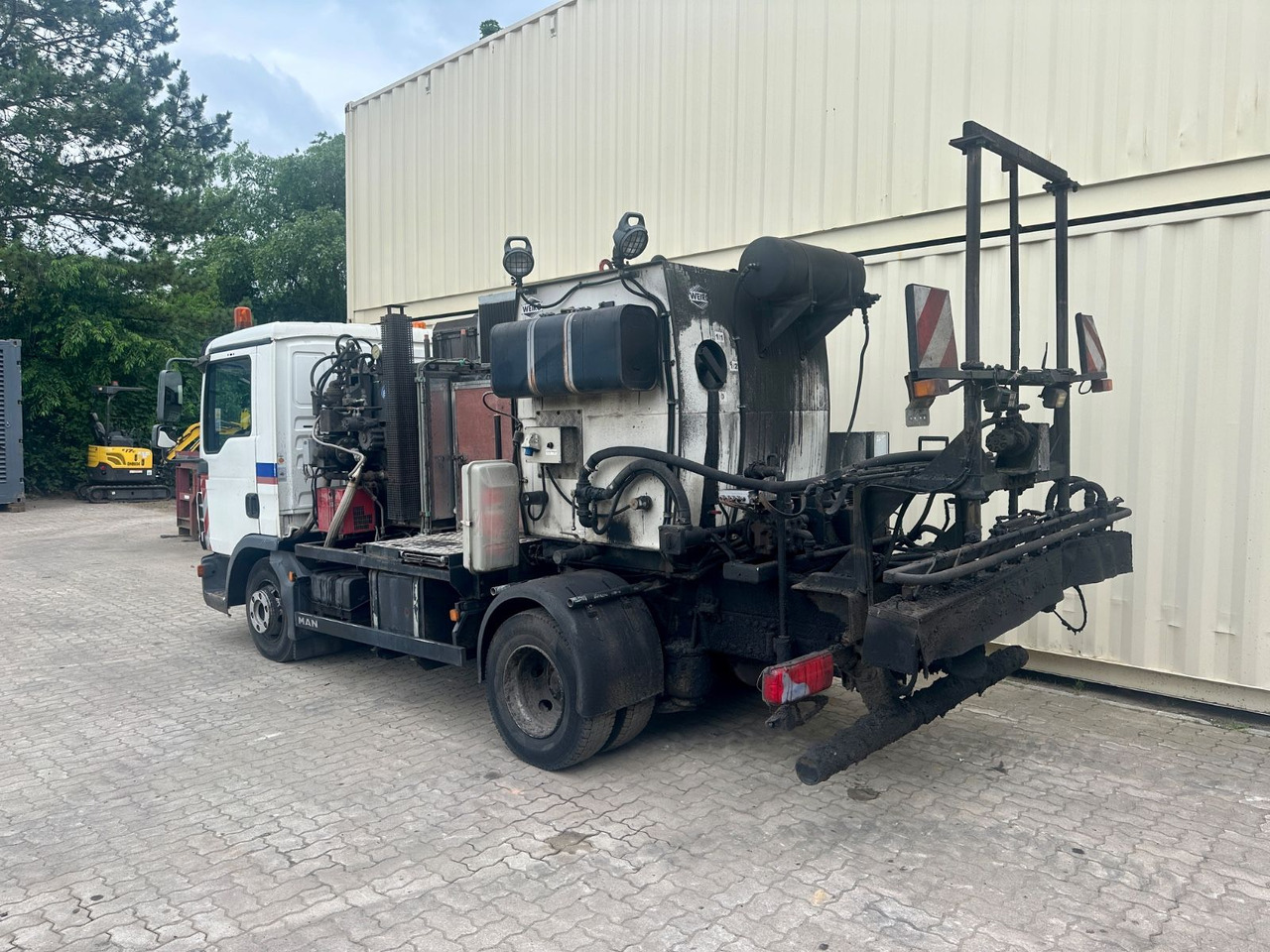 MAN TGL 10.240 / Weiro Bitumenspritze / 1. Hand - Asphalt distributor: picture 3 MAN TGL 10.240 / Weiro Bitumenspritze / 1. Hand - Asphalt distributor: picture 3