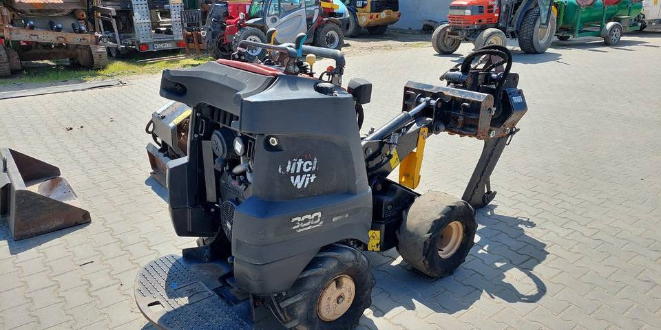 Ditch Witch R300 koparka łańcuchowa pługoukładacz - Trencher: picture 4 Ditch Witch R300 koparka łańcuchowa pługoukładacz - Trencher: picture 4