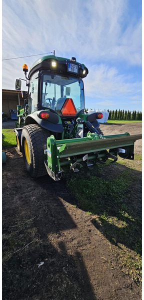 John Deere 4052R - Farm tractor: picture 3 John Deere 4052R - Farm tractor: picture 3