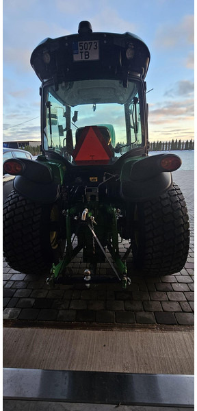 John Deere 4052R - Farm tractor: picture 5 John Deere 4052R - Farm tractor: picture 5