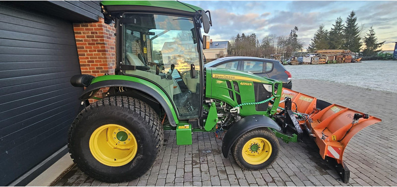 John Deere 4052R - Farm tractor: picture 1 John Deere 4052R - Farm tractor: picture 1