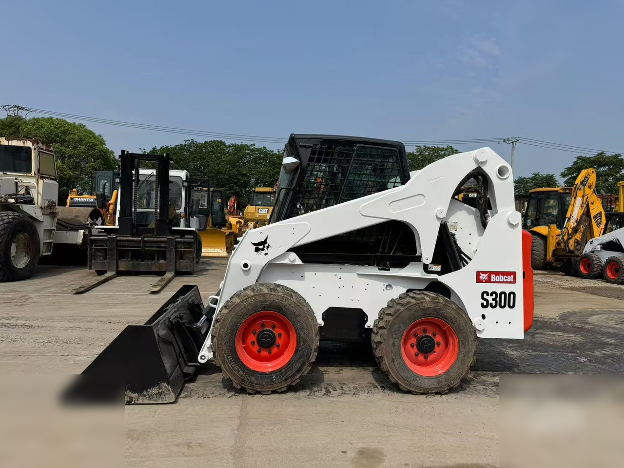 BOBCAT S300 - Skid steer loader: picture 1 BOBCAT S300 - Skid steer loader: picture 1