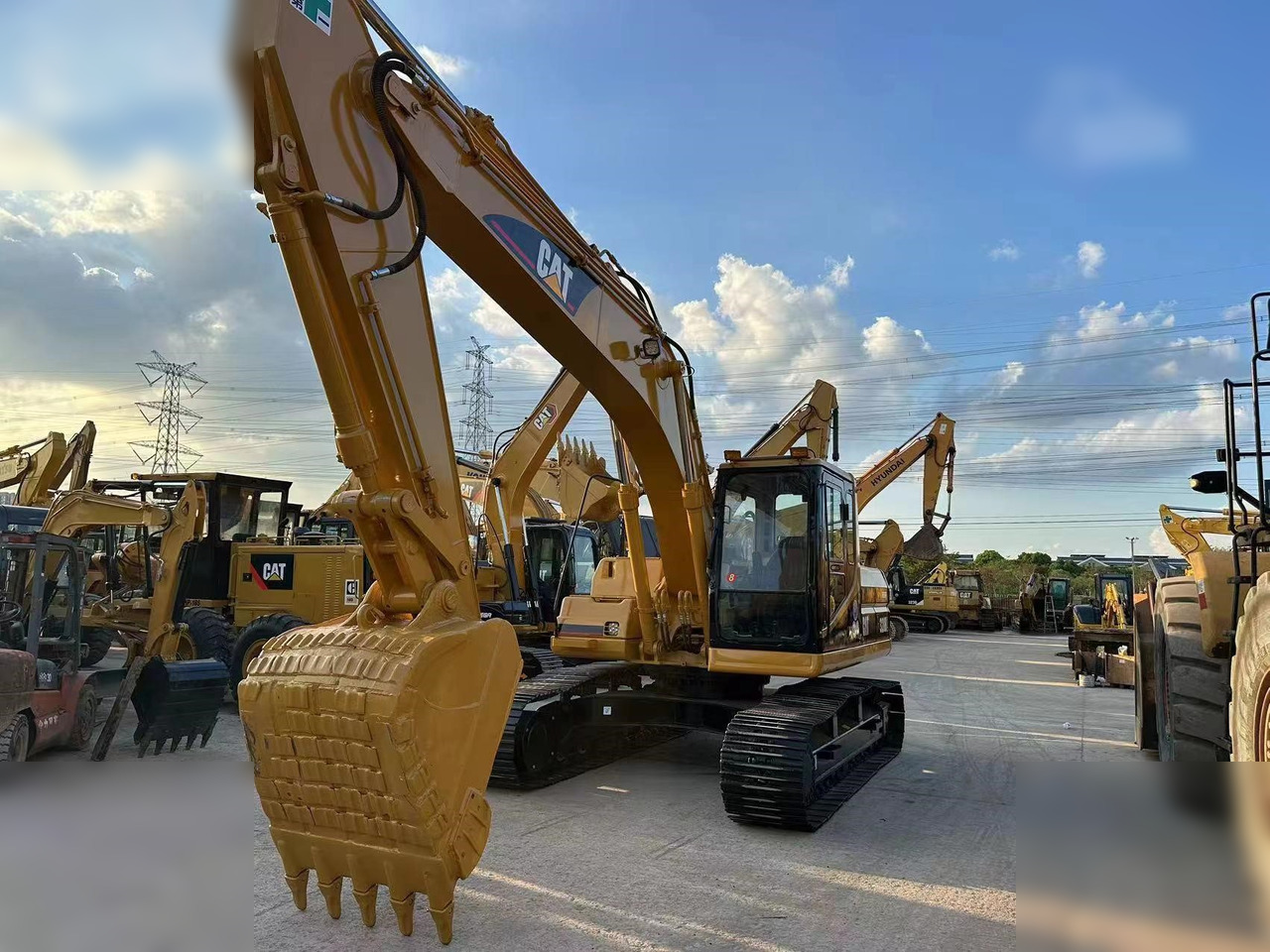 CATERPILLAR 320BL - Crawler excavator: picture 1 CATERPILLAR 320BL - Crawler excavator: picture 1
