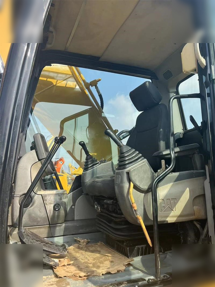 Crawler excavator CATERPILLAR 320D: picture 7