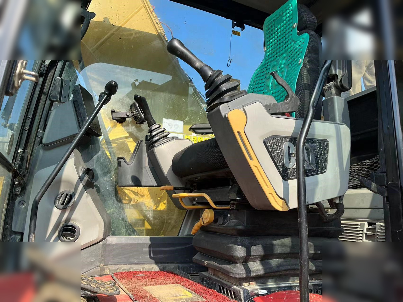 Crawler excavator CATERPILLAR 320GC: picture 9