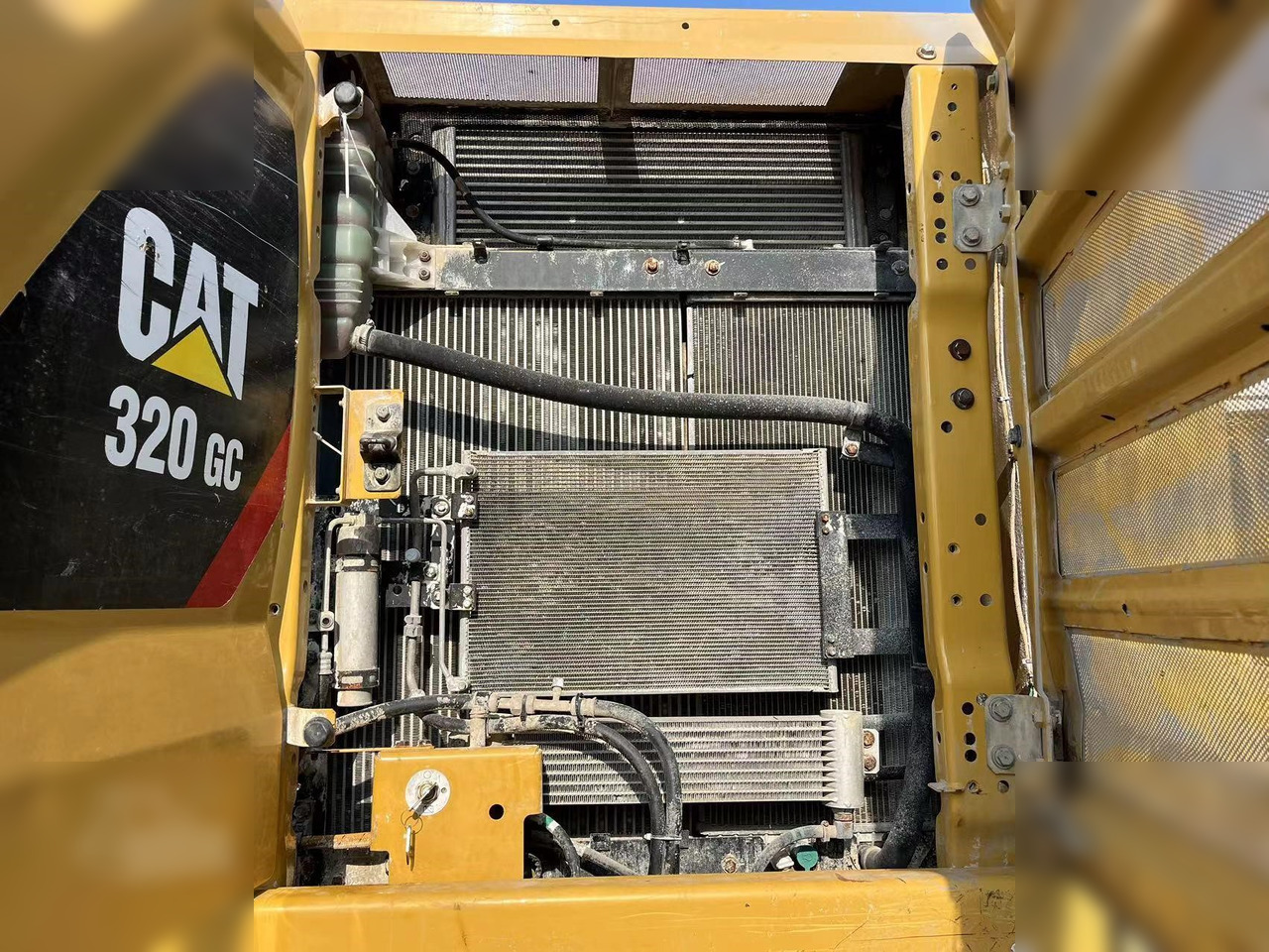 Crawler excavator CATERPILLAR 320GC: picture 6