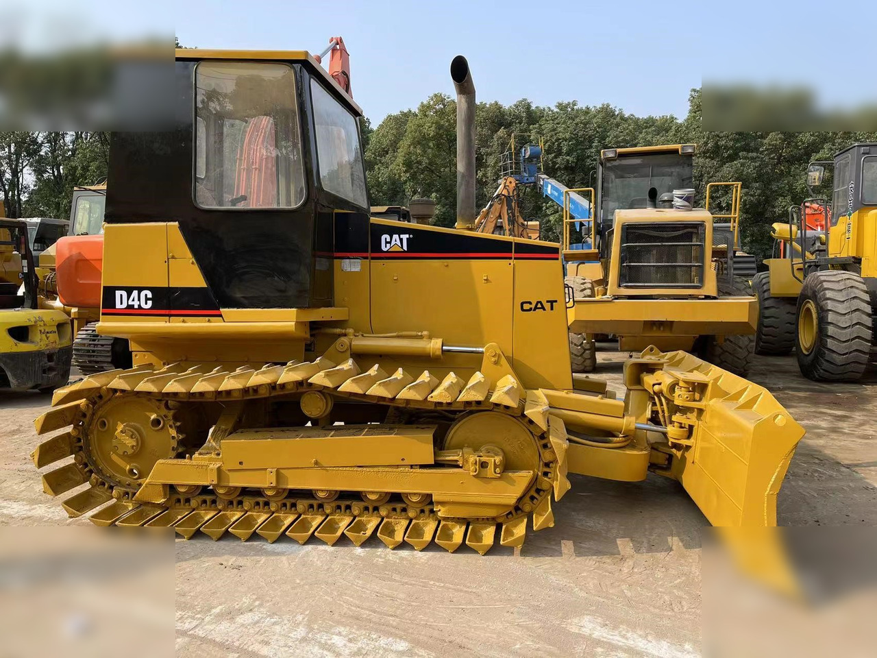 CATERPILLAR D4C - Bulldozer: picture 3 CATERPILLAR D4C - Bulldozer: picture 3