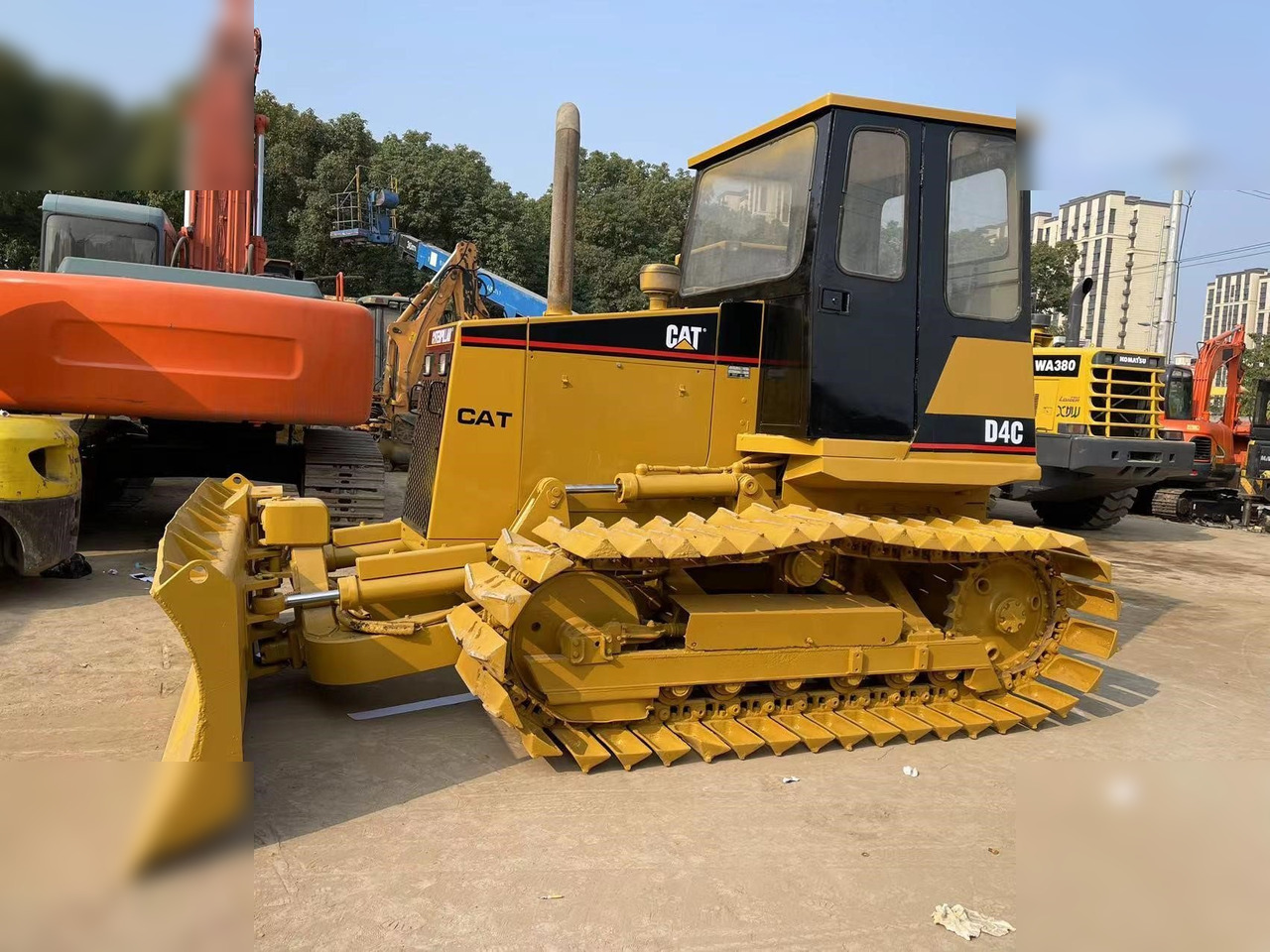 CATERPILLAR D4C - Bulldozer: picture 1 CATERPILLAR D4C - Bulldozer: picture 1