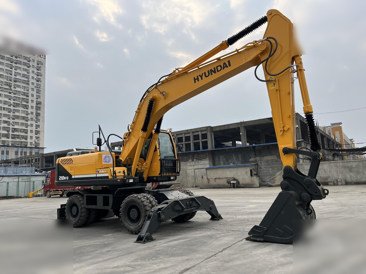 HYUNDAI ROBEX 210W-9 - Wheel excavator: picture 2 HYUNDAI ROBEX 210W-9 - Wheel excavator: picture 2