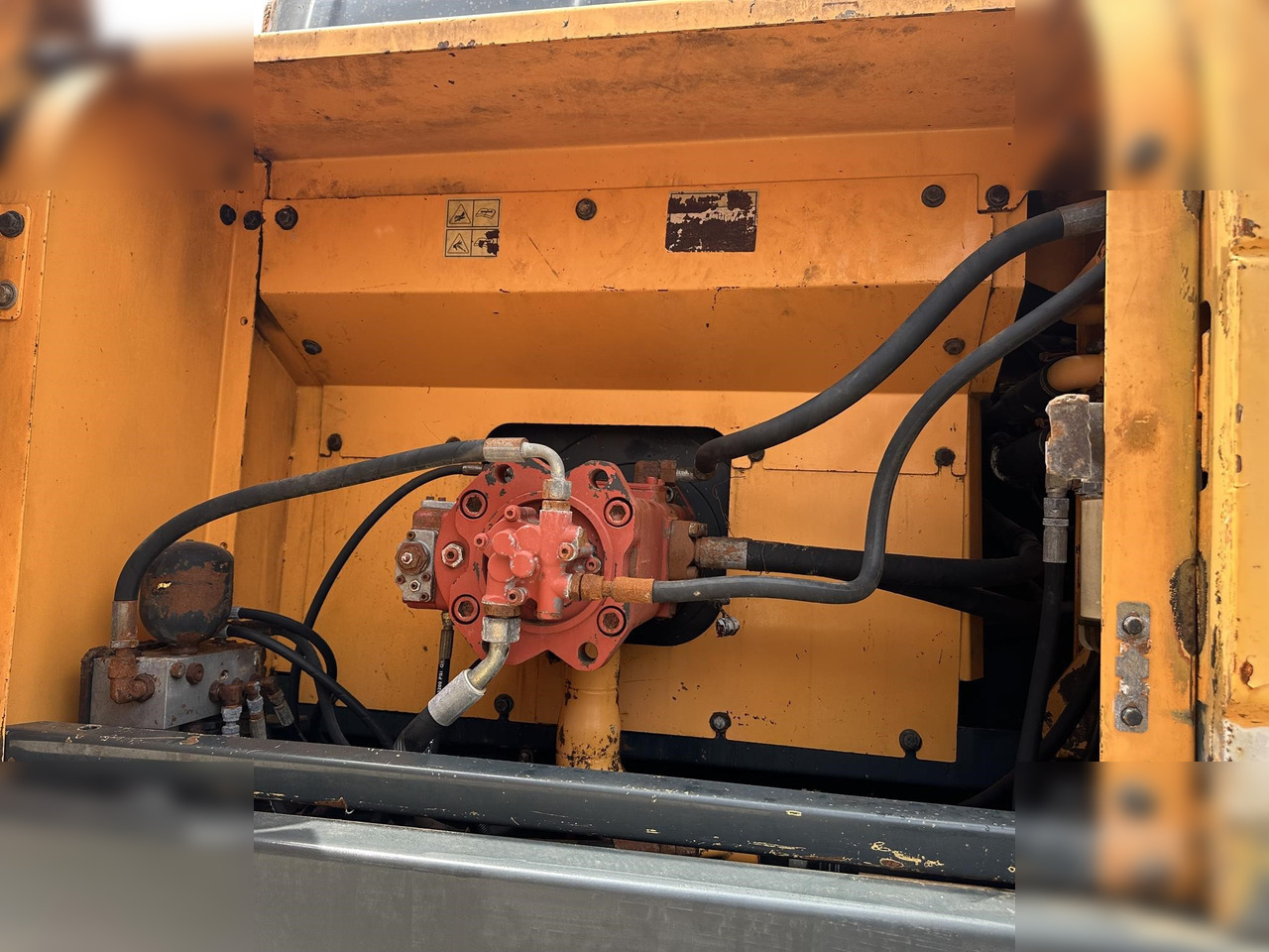 HYUNDAI ROBEX 305 LC-9T - Crawler excavator: picture 5 HYUNDAI ROBEX 305 LC-9T - Crawler excavator: picture 5