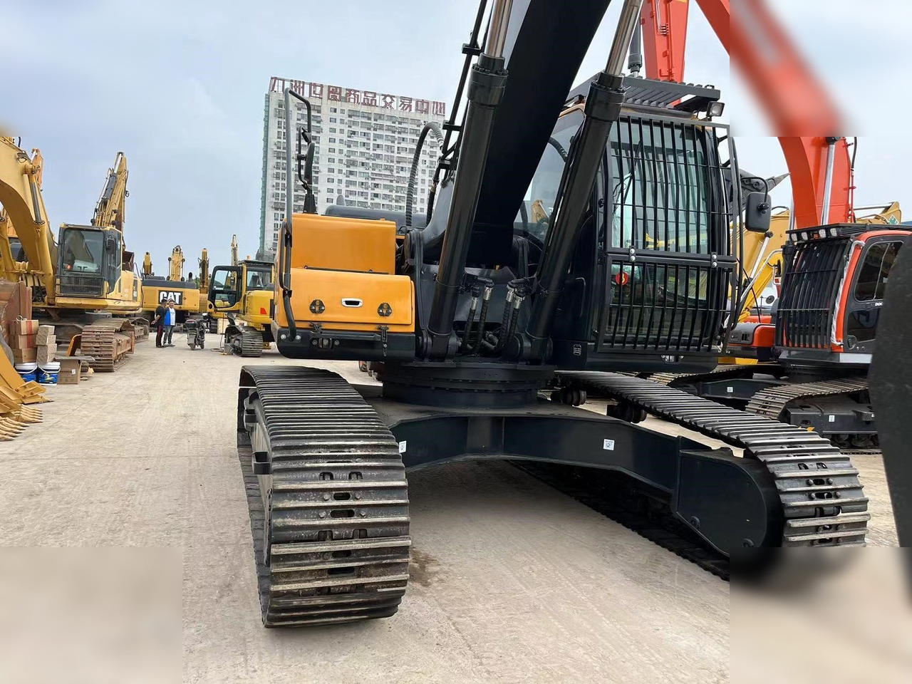 HYUNDAI ROBEX 330 LC-9S - Crawler excavator: picture 3 HYUNDAI ROBEX 330 LC-9S - Crawler excavator: picture 3