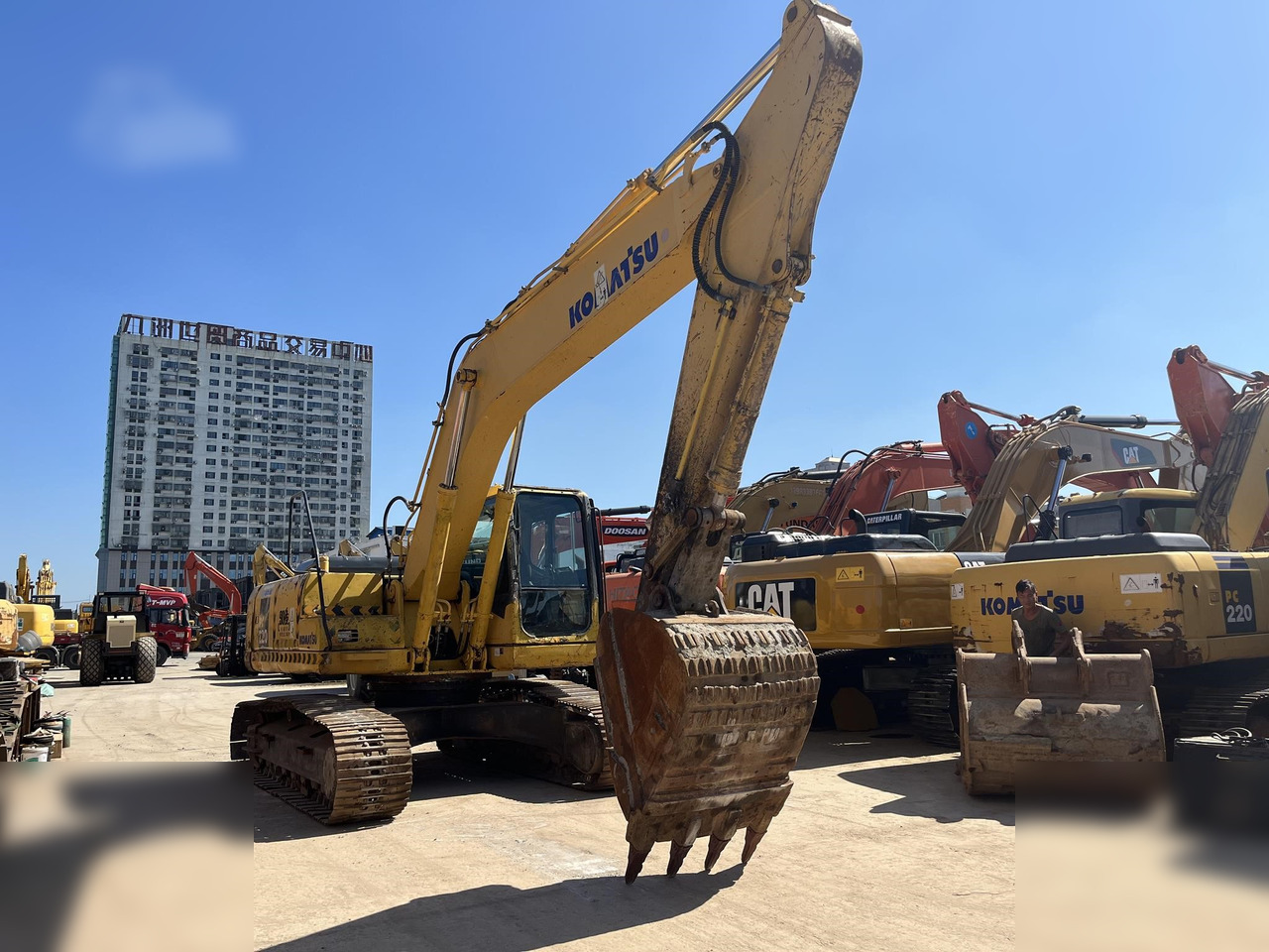 KOMATSU PC220-7 - Crawler excavator: picture 1 KOMATSU PC220-7 - Crawler excavator: picture 1