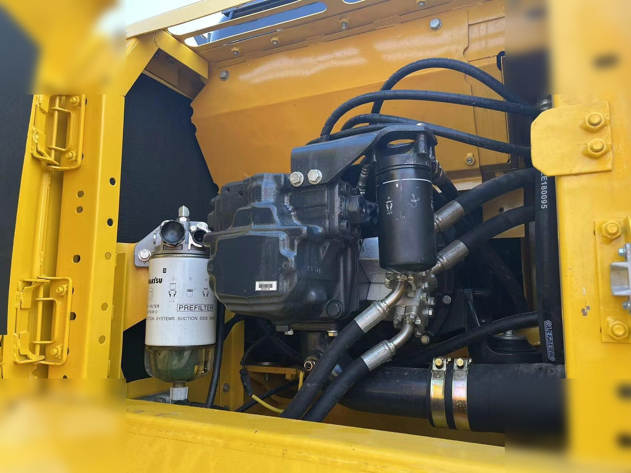 Crawler excavator KOMATSU PC220-8M0: picture 6