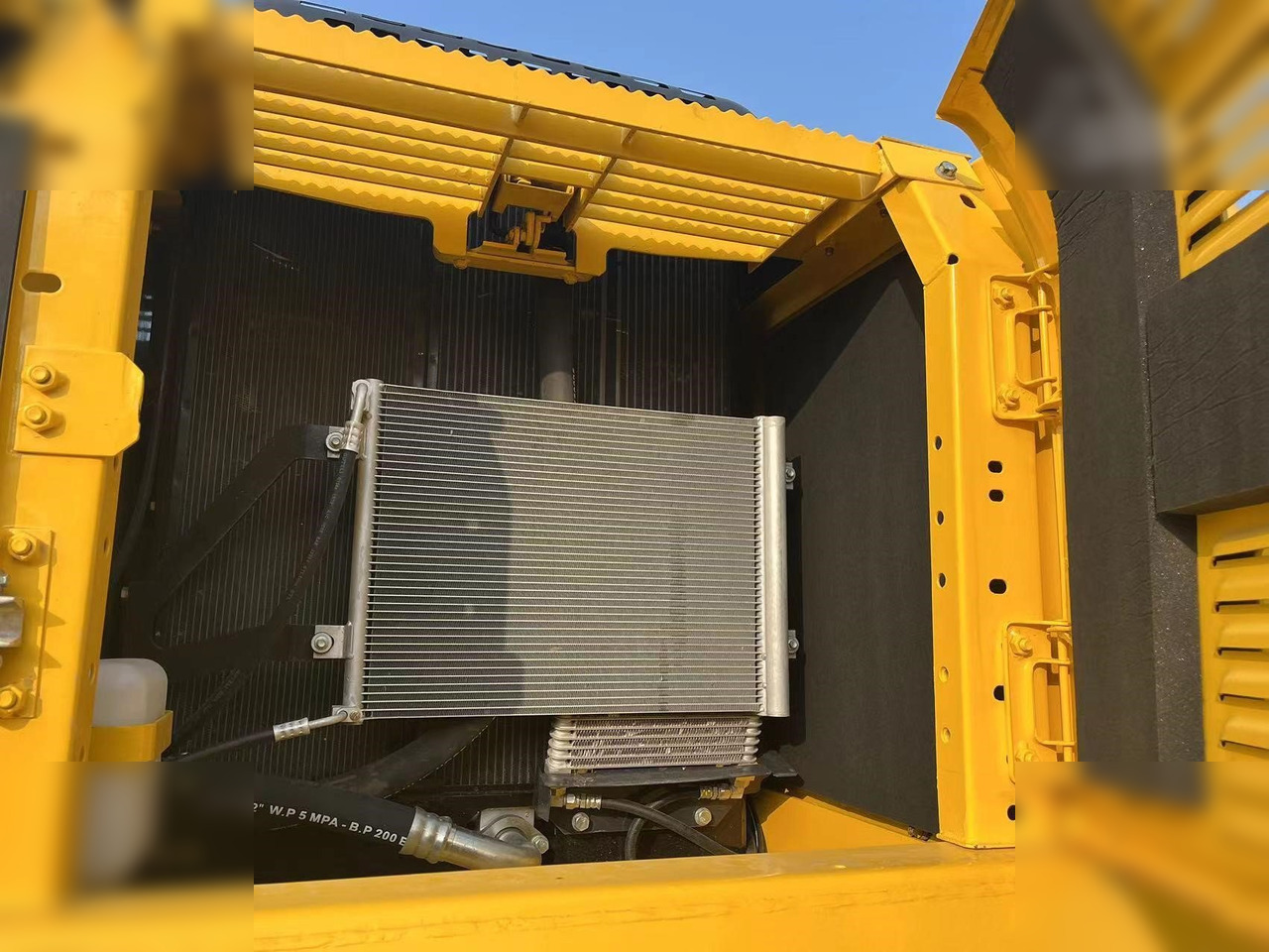 Crawler excavator KOMATSU PC220-8M0: picture 7
