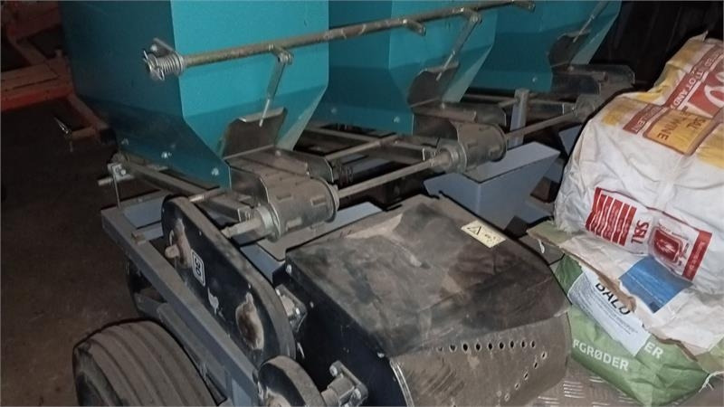 - - - Hårby HSK-97S løgsåmaskine - Agricultural machinery: picture 1 - - - Hårby HSK-97S løgsåmaskine - Agricultural machinery: picture 1