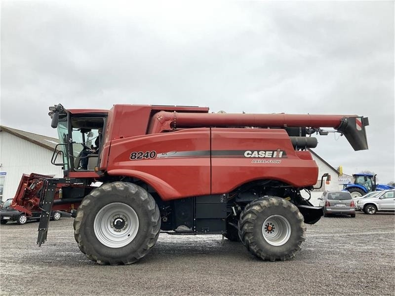 Case IH Axial Flow 8240 - Combine harvester: picture 1 Case IH Axial Flow 8240 - Combine harvester: picture 1