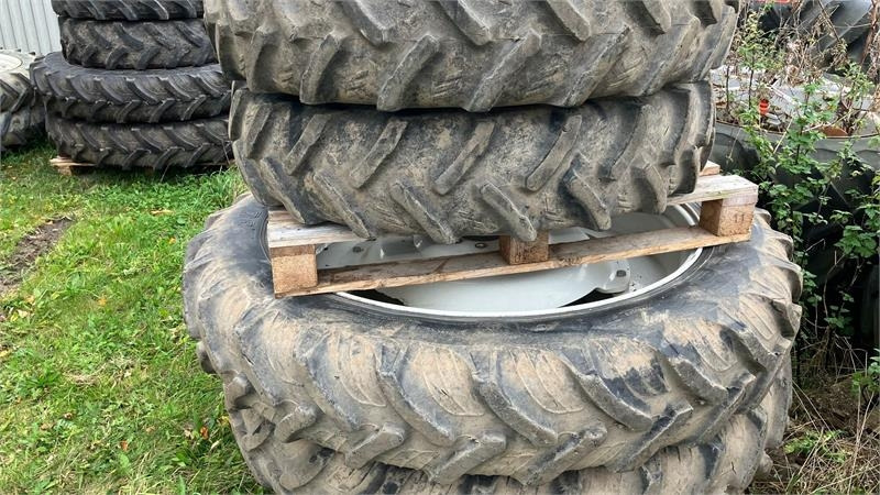 Taurus 270/95R32 - 300/95R46 - Tire for Agricultural machinery: picture 1 Taurus 270/95R32 - 300/95R46 - Tire for Agricultural machinery: picture 1