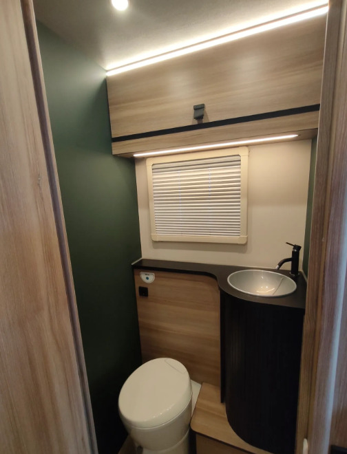 New Camper van RIMOR Rimor KILIG 95 Plus NEW Retrofitted 5 Passenger Winter Camera Navigation: picture 18