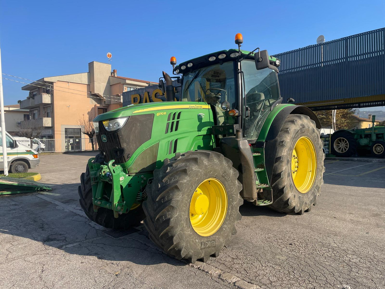 JOHN DEERE 6170 R - Farm tractor: picture 1 JOHN DEERE 6170 R - Farm tractor: picture 1