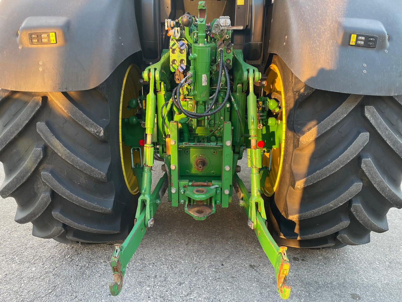 JOHN DEERE 6210 R - Farm tractor: picture 4 JOHN DEERE 6210 R - Farm tractor: picture 4