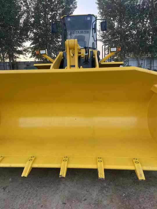 Used Komatsu WA380-3 Front Loader in Very Good Condition Strong Power komatsu 380 Wheel Loader Low Price Hot Sale - Wheel loader: picture 3 Used Komatsu WA380-3 Front Loader in Very Good Condition Strong Power komatsu 380 Wheel Loader Low Price Hot Sale - Wheel loader: picture 3