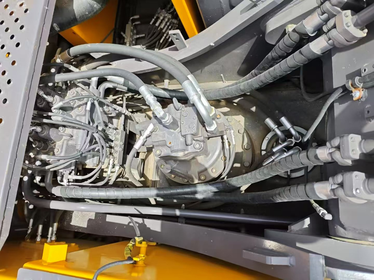 Volvo EC2500L - Crawler excavator: picture 2 Volvo EC2500L - Crawler excavator: picture 2